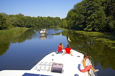 with the houseboat on the Obere-Havel-Wasserstrasse, Havel, near Ziegeleipark Mildenberg, Mecklenburger Gewaesser, Brandenburg, Germany, Europe