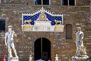 Copy of David by Michelangelo, statues in front of Palzzo Vecchio, Florence, Tuscany, Italy, Europe