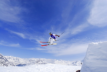 Skier freeriding, ski area Soelden, Oetztal, Tyrol, Austria