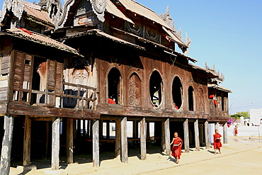 Young buddhistic novices in front of Shwe Yan Bye Monastery built in the Shan style and made out of Teak wood, Nyaungshwe, Shan State, Myanmar, Burma, Asia