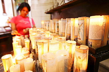 Believer lightening a candle, Kathedrale Metropolitana da SâˆšÃ‰Â¬Â©, Sao Paulo, Brazil