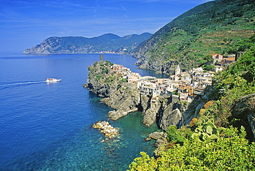 Excursion ship off the rocky coast, view at Vernazza, Cinque Terre, Liguria, Italian Riviera, Italy, Europe