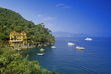 Motor yachts in front of a villa at the Golfo di Tigullio, Liguria, Italian Riviera, Italy, Europe