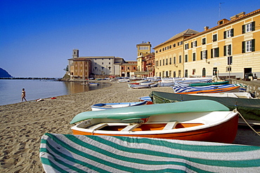 Boats on the beach at Baia del Silenzio bay in the sunlight, Sestri Levante, Liguria, Italian Riviera, Italy, Europe