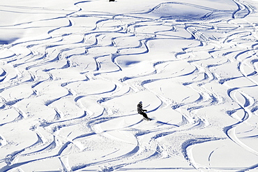 Female snowboarder on slope, Davos, Grisons, Switzerland