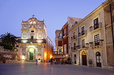 Place Cathedral in the evening, Syracuse, Ortygia island, Sicily, Italy