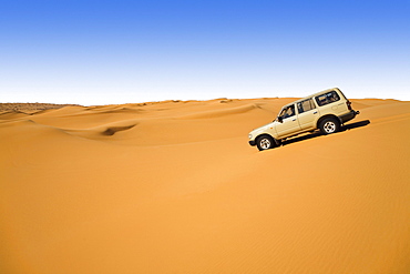 jeep in sandy desert, Libya, Sahara, North Africa