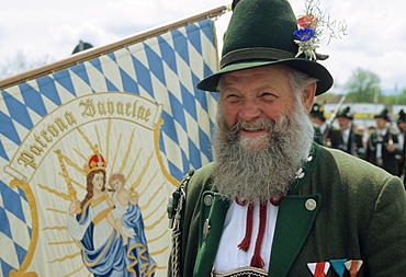 Bavarian mountain brigade, riflemen in traditional costume with Bavarian flag, Gebirgsschuetzen, Bavaria, Germany