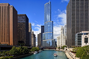 Cruise on Chicago River, Trump Tower in the background, Chicago, Illinois, USA