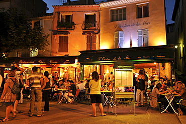 People in the restaurants at harbour in the evening, Cassis, Cote dÂ¥Azur, Bouches-du-Rhone, Provence, France, Europe