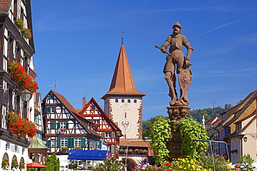 Rohrbrunnen (well) on the market place and the city gate Obertor at the town of Gengenbach, Gengenbach, Ortenaukreis, Black Forest, Baden-Wuerttemberg, Germany, Europe