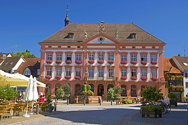 Roehrbrunnen (well) on the market place and the town hall at the town of Gengenbach, Gengenbach, Ortenaukreis, Black Forest, Baden-Wuerttemberg, Germany, Europe