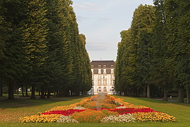 Row of trees with fountain and flower beds, Bad Pyrmont gardens, Bad Pyrmont, Hameln-Pyrmont, Lower Saxony, northern Germany