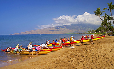 People with outrigger canoes on the beach of North Kihei, Maui, Hawaii, USA, America