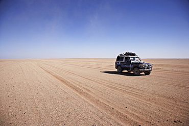 Toyota Landcruiser driving through the desert, Murzuk sand sea, Lybia, Africa