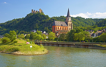 Schoenburg castle, Oberwesel, Shipping on the river Rhine, Koeln-Duesseldorfer, Mittelrhein, Rhineland-Palatinate, Germany, Europe