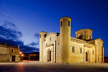 Romanesque church of St. Martin at night, 11th century, Fromista, Camino Frances, Way of St. James, Camino de Santiago, pilgrims way, UNESCO World Heritage, European Cultural Route, province of Palencia, Old Castile, Catile-Leon, Castilla y Leon, Northern Spain, Spain, Europe