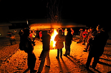 People at bonfire in front of Hindenburg hut, Hemmersuppenalm, Reit im Winkl, Chiemgau, Upper Bavaria, Bavaria, Germany, Europe