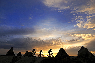 Mountainbikers in the Goereme in the evening, sunset, Goereme, Cappadocia, Turkey