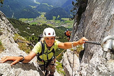 High angle view at couple at rock face, Schuasta Gangl, Gamssteig fixed rope route, Steinplatte, Reit im Winkl, Chiemgau, Upper Bavaria, Bavaria, Germany, Europe