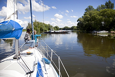 Girls on a sailing boat, Brandenburg an der Havel, Brandenburg, Germany