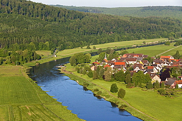 Aerial view of the Weser river and the village of Wahmbeck on a bend in the river, Lower Saxony, Germany