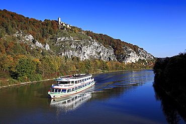 Excursion ship, Randeck castle above the Altmuehltal, near Essing, nature park Altmuehltal, Franconian Alb, Franconia, Bavaria, Germany