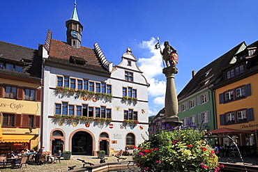 Fountain and city hall at the market place, Staufen im Breisgau, Breisgau-Hochschwarzwald, Black Forest, Baden-Wuerttemberg, Germany