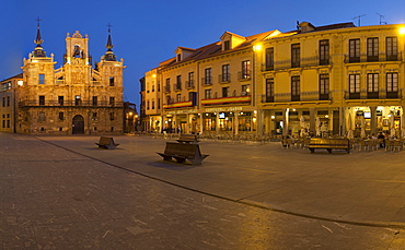 Main square and townhall in the evening, Plaza Mayor, Astorga, Province of Leon, Old Castile, Castile-Leon, Castilla y Leon, Northern Spain, Spain, Europe