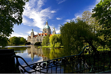 View of the New City Hall over the Lake Maschsee, architect Hermann Eggert, Maschpark, Hannover, Lower Saxony, Germany, Europe