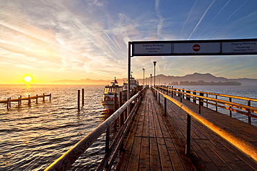 Morning mood in Gstadt with a view on Fraueninsel, Chiemsee, Chiemgau, Upper Bavaria, Bavaria, Germany