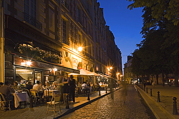 People sitting outside a Bistro in the evening light, Place Dauphine, Isle de la CitâˆšÃ‰Â¬Â©, Paris, France