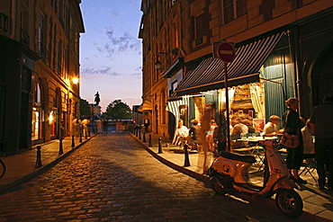 People outside a Bistro in the evening light, Place Dauphine, Isle de la CitâˆšÃ‰Â¬Â©, Paris, France