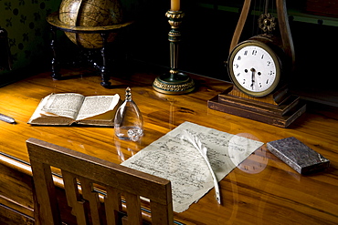 Writing desk of Friedrich von Schiller, Schillerhaus, Schiller lived here from 1802 to 1805, Schillerstrasse 12, Weimar, Thuringia, Germany, Europe