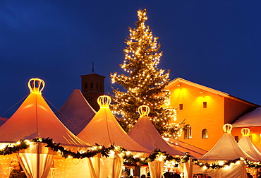 Christmas Fair with a Christmas tree in the evening, Crown Estate Bornstedt, Bornstedt Church, Potsdam, Brandenburg, Germany