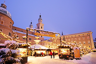 Christmas market at night with cathedral of Salzburg, Christmas market Salzburg, UNESCO World Heritage Site Salzburg, Salzburg, Austria, Europe
