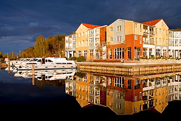 Houseboats at Best Western Marina Wolfsbusch, Reflection in the water, Kleinzerlang, near Rheinsberg, North Brandenburg Lake District, Brandenburg, Germany