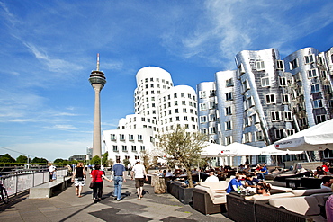 People and modern buildings under clouded sky, Neuer Zollhof, Frank O. Gehry, Media Harbour, Duesseldorf, Duesseldorf, North Rhine-Westphalia, Germany, Europe