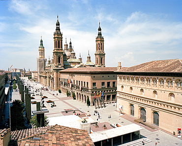 Square, Plaza de Nuestra Senora del Pilar with Basilica del Pilar, Saragossa, Aragon, Spain