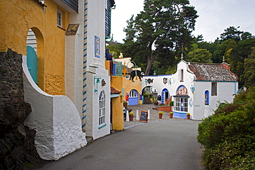 The village of Portmeirion, founded by Welsh architekt Sir Clough Williams-Ellis in 1926, Portmeirion, Wales, UK