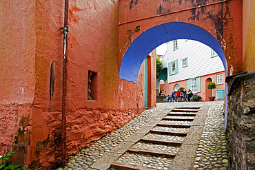 Archway in the village of Portmeirion, founded by Welsh architekt Sir Clough Williams-Ellis in 1926, Portmeirion, Wales, UK