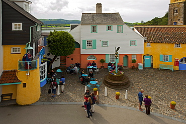 Tourists in the village of Portmeirion, founded by Welsh architekt Sir Clough Williams-Ellis in 1926, Portmeirion, Wales, UK