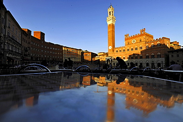 View of Palazzo Pubblico and fountain on square Piazza del Campo, Siena, Tuscany, Italy, Europe