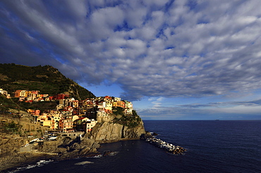 View of coast area and the houses of Manarola, Cinque Terre, La Spezia, Liguria, Italy, Europe