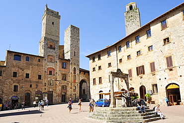 City square of San Gimignano with fountain, UNESCO World Heritage Site San Gimignano, San Gimignano, Tuscany, Italy