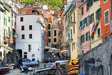 Multi-coloured houses and boats of Riomaggiore, Riomaggiore, Cinque Terre, UNESCO World Heritage Site Cinque Terre, Mediterranean, Liguria, Italy