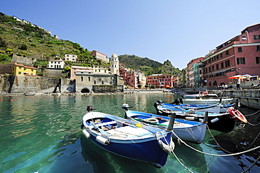 Boats in the harbour of Vernazza with Vernazza in the background, Vernazza, Cinque Terre, UNESCO World Heritage Site Cinque Terre, Mediterranean, Liguria, Italy