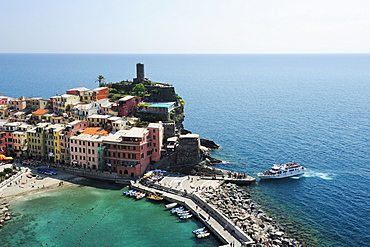 Excursion boat landing at Vernazza harbour, Vernazza, Cinque Terre, UNESCO World Heritage Site Cinque Terre, Mediterranean, Liguria, Italy