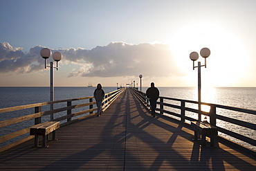 Couple on the pier, Binz seaside resort, Ruegen island, Baltic Sea, Mecklenburg-West Pomerania, Germany