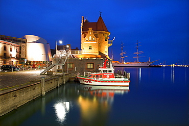 Ozeaneum, warehouses and tall ship Ã‘Gorch Fock I.Ã¬ in the harbour in the evening, Stralsund, Baltic Sea, Mecklenburg-West Pomerania, Germany